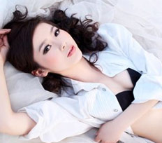 <em>迅雷美女直播</em>间